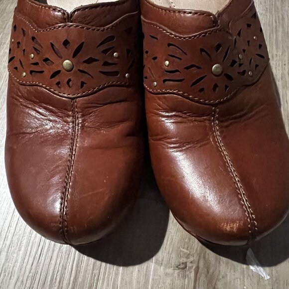 Dansko Womens Brown Leather Slip-On Clogs With Cutout Design & Cushioned Insoles - Picture 5 of 7